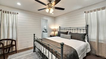 4 chambres, fer et planche à repasser, lit de bébé portatif