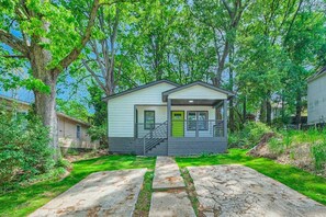 Exterior - Elegant Atlanta Haven | 3 Bedroom Near Downtown (Atlanta)