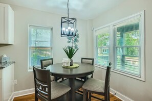 Dining - Elegant Atlanta Haven | 3 Bedroom Near Downtown (Atlanta)