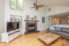 TV - Tranquility with Hot Tub! 5 min walk to beach (Virginia Beach)