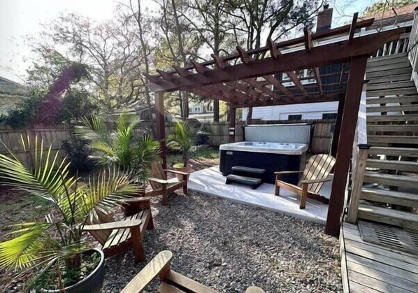 Terrace/patio - Tranquility with Hot Tub! 5 min walk to beach (Virginia Beach)