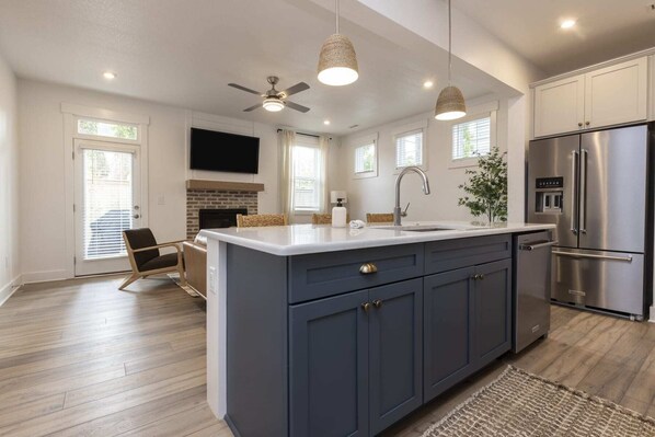 Réfrigérateur, micro-ondes, four, plaque de cuisson