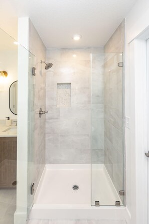 Badewanne, Haartrockner, Handtücher