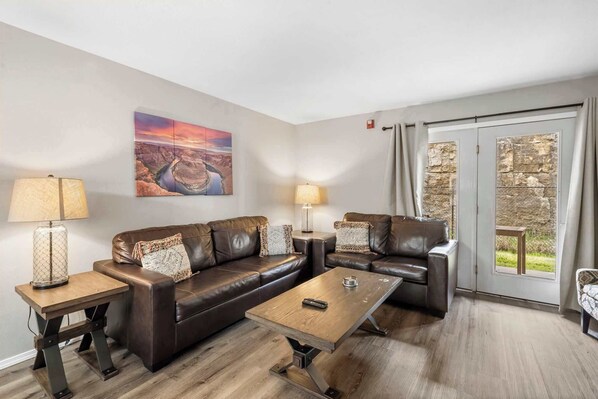 Huoneisto, useita sänkyjä, patio, näköala puutarhaan (The Moab) | Oleskelualue | 42–tuumainen taulutelevisio, jossa digitaalikanavat