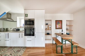 Geladeira, fogão, cooktop, cafeteira/chaleira