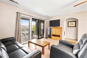 Condo, varias camas, balcón, vista al jardín (The Greens Escape in Branson) | Área de sala de estar | Televisión de pantalla plana de 42 pulgadas con canales digitales 