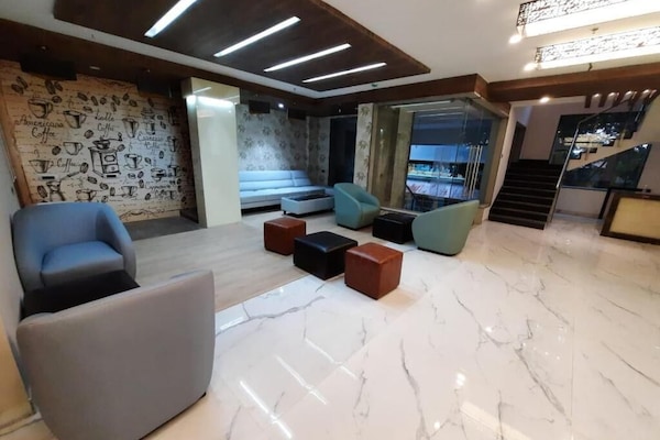 Coin salon dans le hall