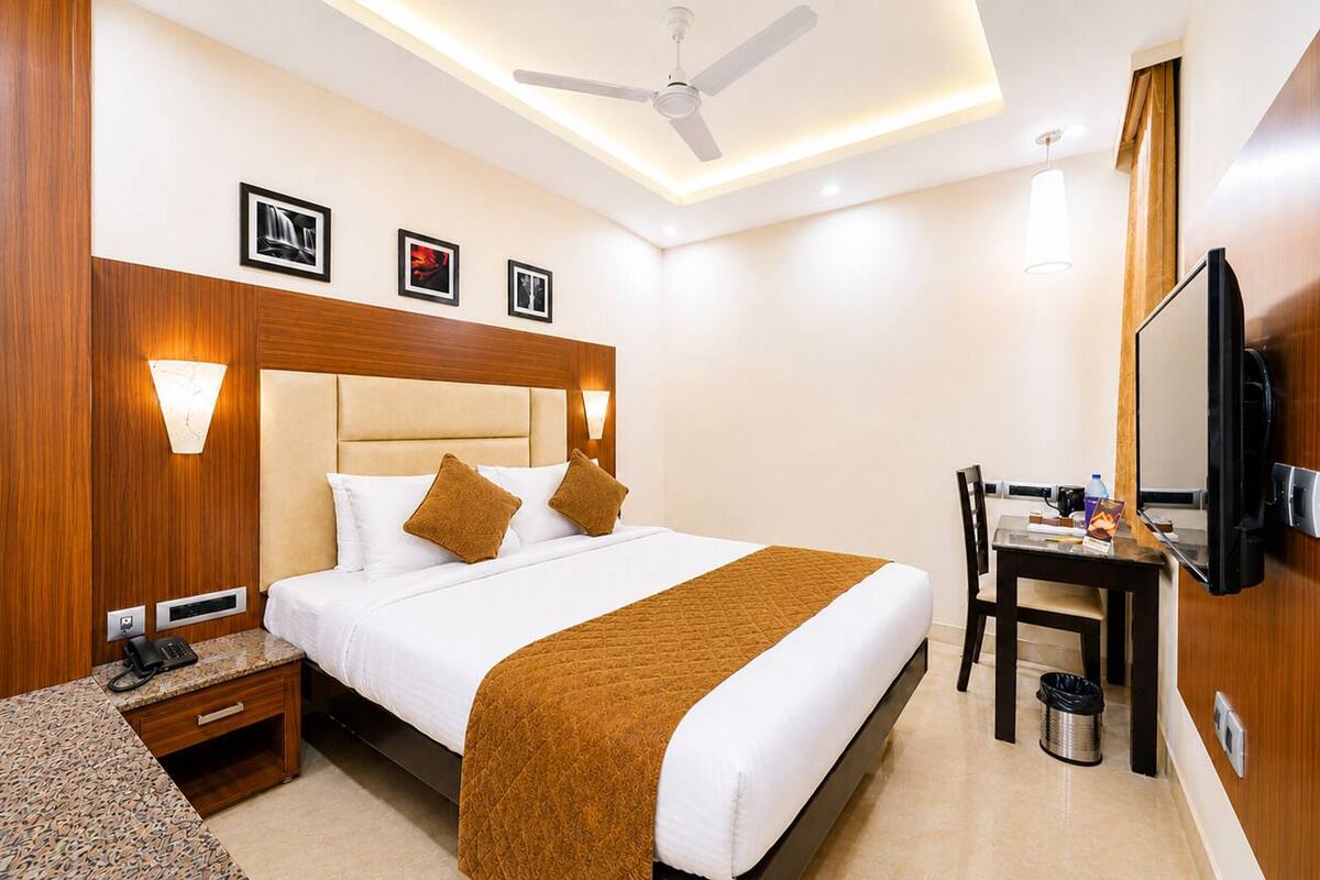 Superior Double Room | Premium bedding, desk, WiFi (free), individually furnished