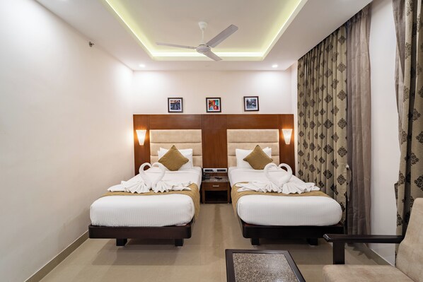 Habitación superior con 2 camas individuales | 1 dormitorio, ropa de cama de alta calidad, mobiliario individual