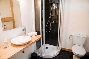 Shower, hair dryer, towels, soap - Spacious Chalet with private hot tub and pool table! (Morzine)