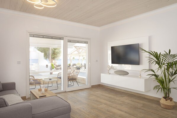 Flat-screen TV - ETHOS Luxury Home - Seaview Villa with Hot-Tub (Ireo)