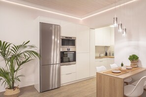 Fridge, oven, stovetop, dishwasher