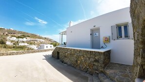 Un edificio bianco con un muro in pietra e un'insegna che recita 'Path Beach'.