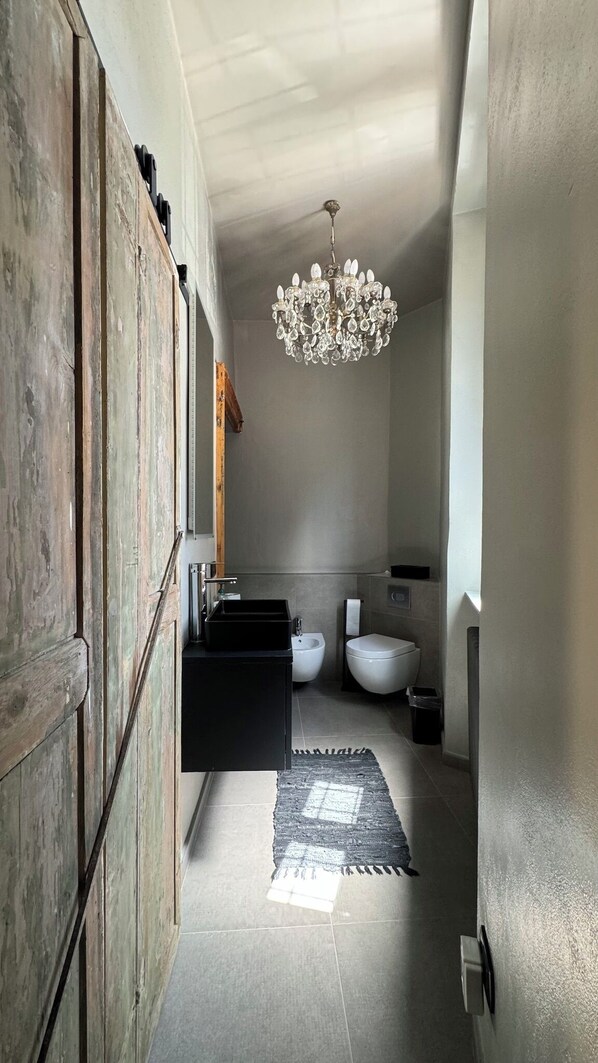 Dusche, Haartrockner, Bidet, Handtücher