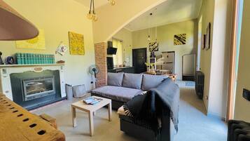 Smart-TV, Kamin, Bücher, Stereoanlage