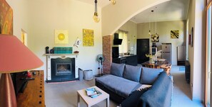 Älytelevisio, takka, kirjoja, stereot