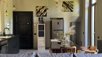 Réfrigérateur, micro-ondes, four, plaque de cuisson