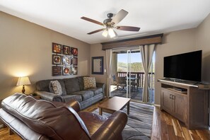 公寓客房, 多張床, 陽台, 山景 | 起居區 | 電視