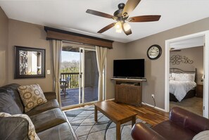 公寓客房, 多張床, 陽台, 山景 | 起居區 | 電視