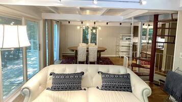 TV connectée, cheminée, livres