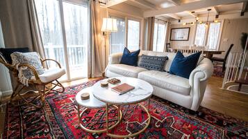 TV connectée, cheminée, livres