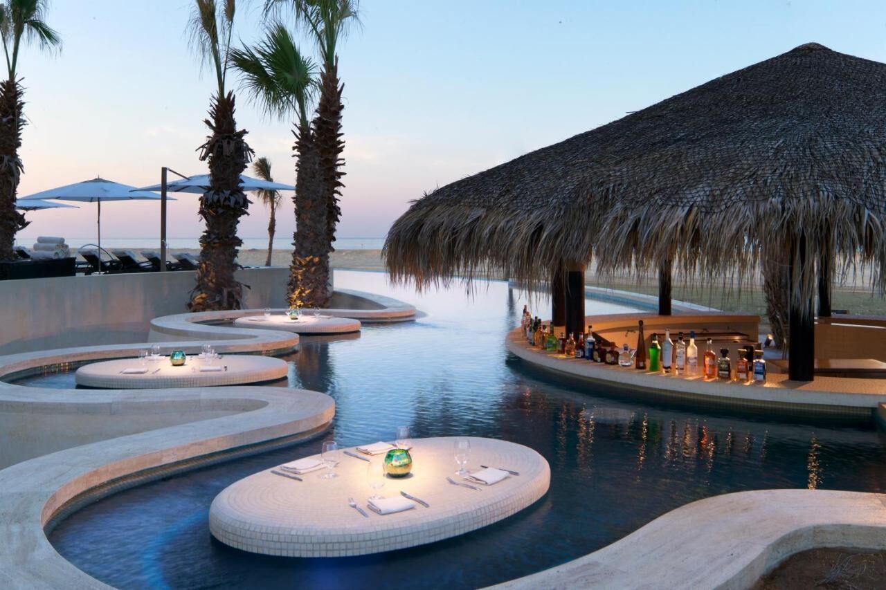 Una piscina al aire libre, una piscina climatizada