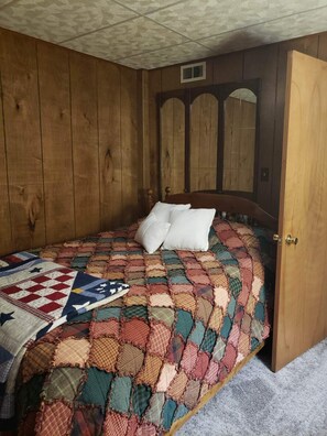5 bedrooms, bed sheets - Right off the trails in beautiful Upper Michigan (Arnold)