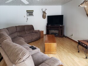 Living area - Right off the trails in beautiful Upper Michigan (Arnold)