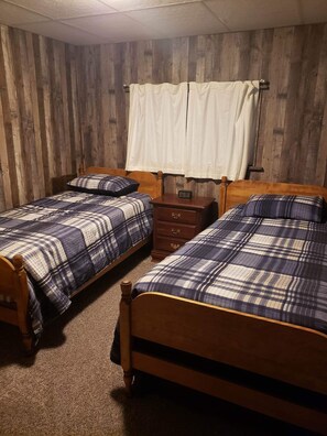 5 bedrooms, bed sheets - Right off the trails in beautiful Upper Michigan (Arnold)