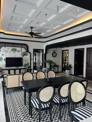 Luxury Penthouse, Ocean View | Ruang tamu | 40 inci televisyen LCD dengan kabel, TV 