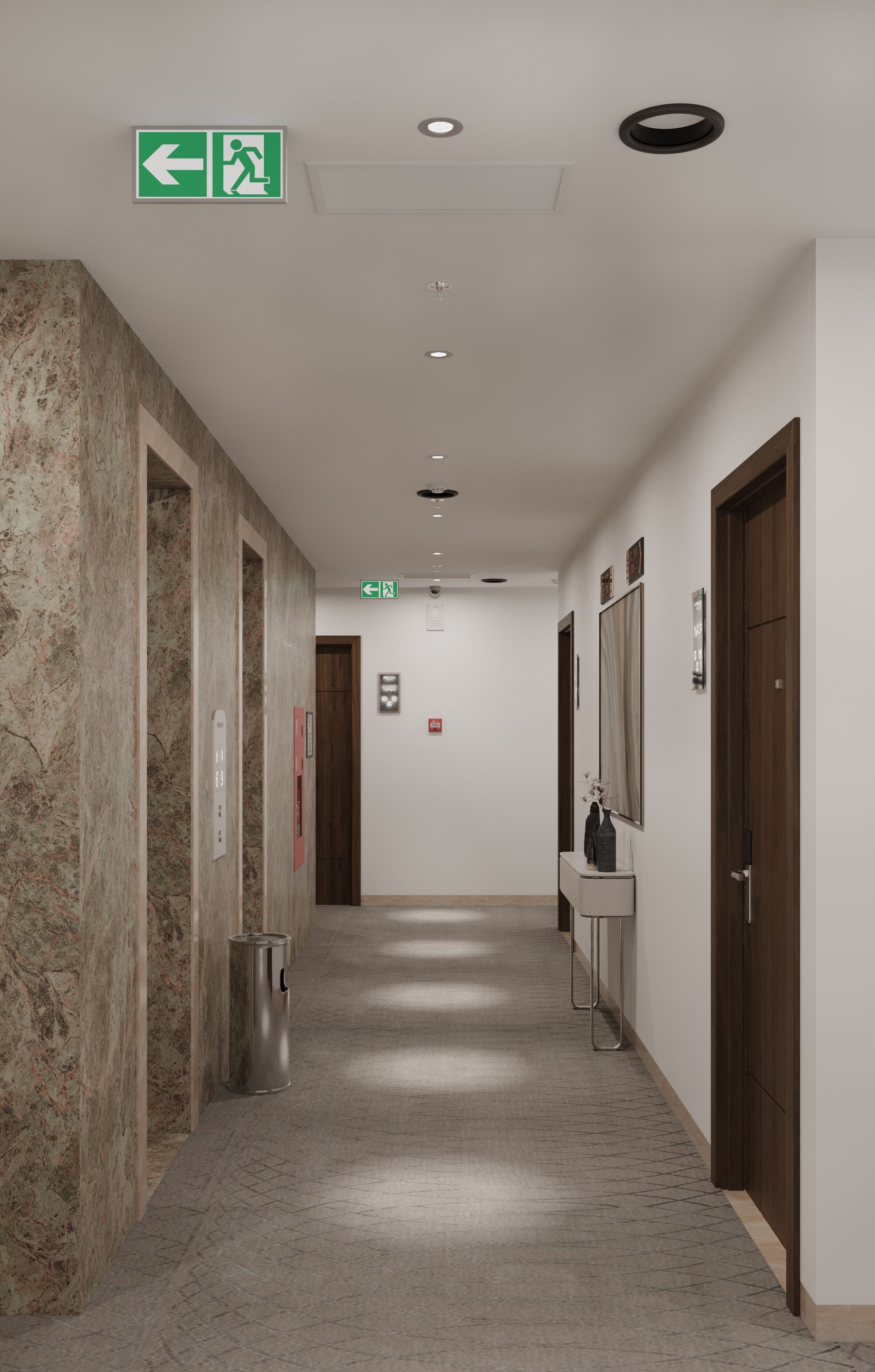 Un couloir d’hôtel avec un mur en marbre, une poubelle, un comptoir de réception et une porte.