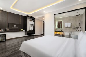 Habitación doble Premier, vista a la ciudad | Ropa de cama de alta calidad, edredón y minibar 