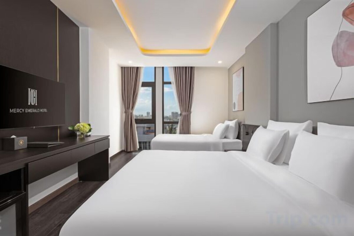 Premium bedding, down comforters, minibar, in-room safe