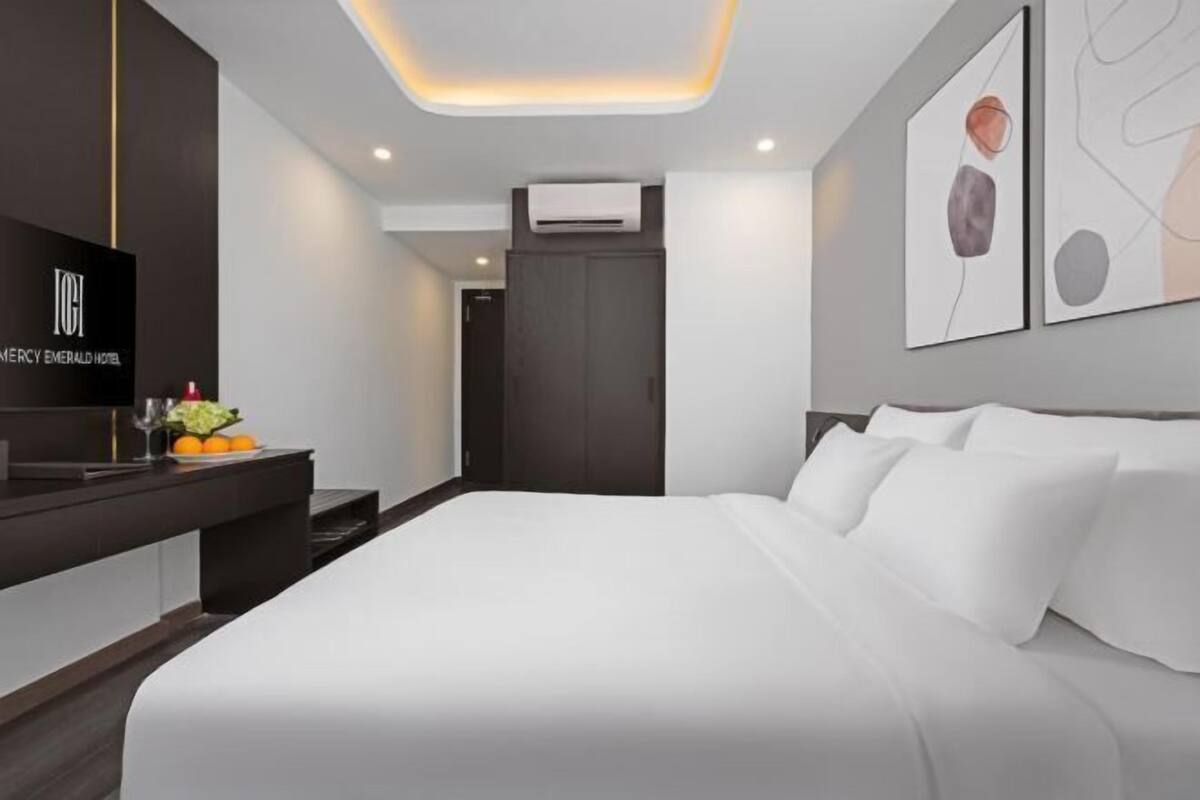 Premium bedding, down comforters, minibar, in-room safe