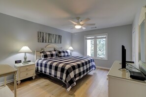 2 bedrooms, iron/ironing board, free WiFi, bed sheets - SALT LIFE TREEHOUSE --BEAUTIFUL VIEWS! Huntington Villas (Hilton Head Island)