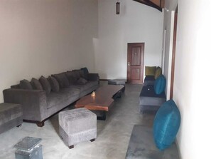 Kahden hengen deluxe-huone | Ylelliset vuodevaatteet, memory foam -patjalliset sängyt