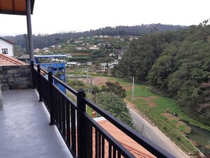 Kahden hengen deluxe-huone | Ylelliset vuodevaatteet, memory foam -patjalliset sängyt