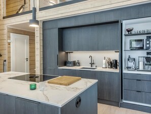 Kühlschrank, Mikrowelle, Geschirrspüler, Kochgeschirr/Geschirr/Besteck