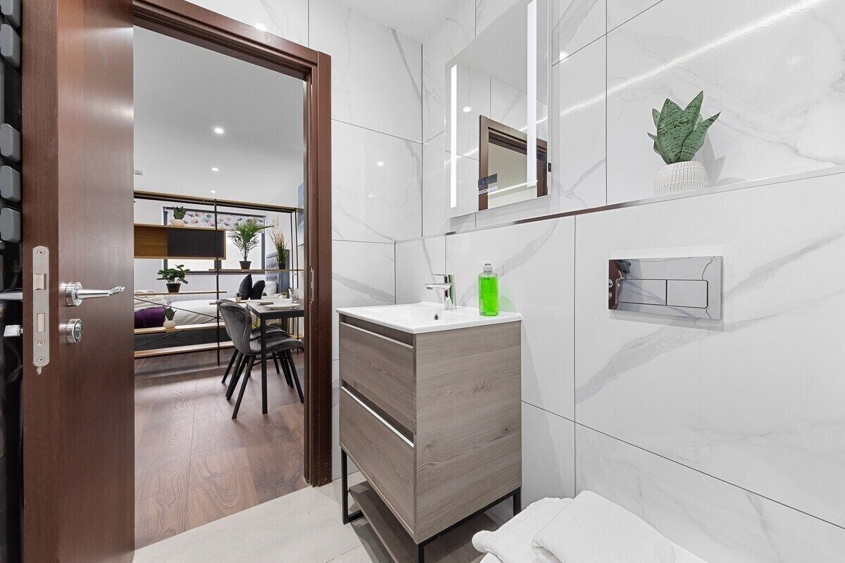 Standard Apartment, Private Bathroom (B4- Woodstock) | Bathroom | Shower, hair dryer, towels, soap