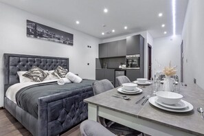 Departamento, baño privado (GF 4A - Woodstock) | Escritorio y espacio para trabajar con laptop