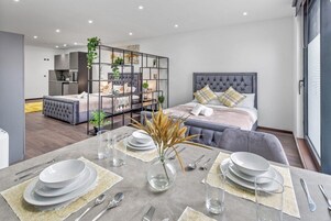 Apartamento, banheiro privativo (GF 3A - Woodstock) | Escrivaninha, espaço de trabalho para notebook