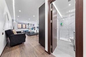 Regadera, secadora de cabello, toallas, jabón