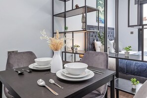 Escritorio y espacio para trabajar con laptop