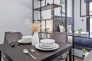 Quarto casal, banheiro privativo (FF 3B - Woodstock) | Escrivaninha, espaço de trabalho para notebook