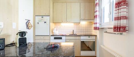 Kühlschrank, Geschirrspüler, Kochgeschirr/Geschirr/Besteck