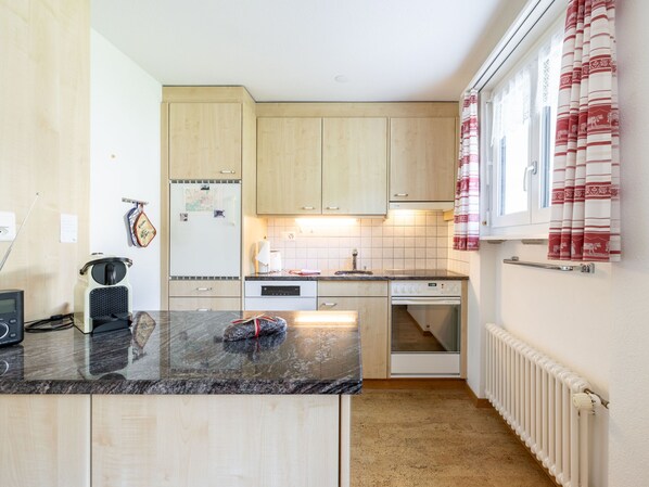 Kühlschrank, Geschirrspüler, Kochgeschirr/Geschirr/Besteck