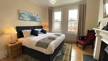 4 bedrooms, iron/ironing board, internet, bed sheets