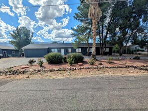 Property grounds - The Cozy Family Retreat (Cottonwood)