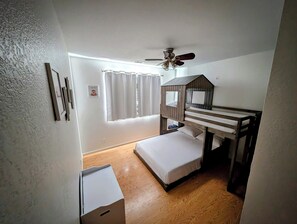 3 bedrooms, in-room safe, desk, iron/ironing board - The Cozy Family Retreat (Cottonwood)