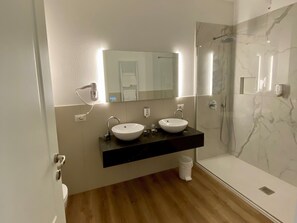 Chambre Deluxe | Salle de bain | Articles de toilette (gratuits), séchoir à cheveux, bidet